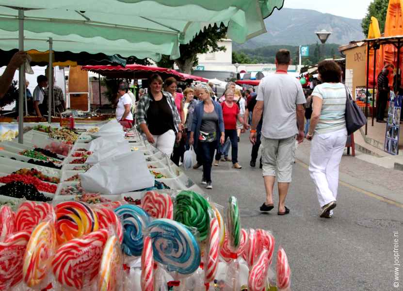 Kleurrijke markt in Vallon Pont d'Arc